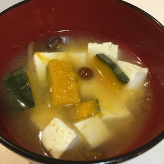 かぼちゃとなめこと豆腐の味噌汁